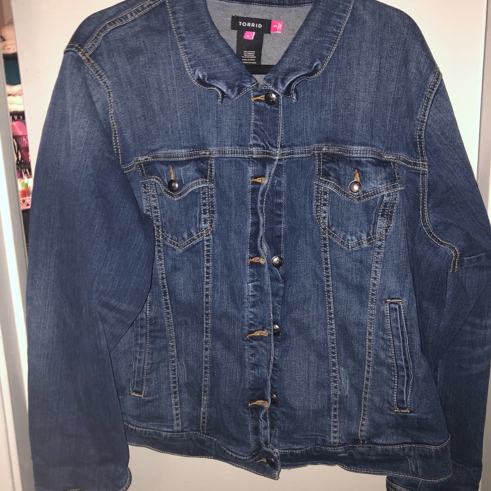Torrid jean jacket size 3, which is basically a plus size 18/20